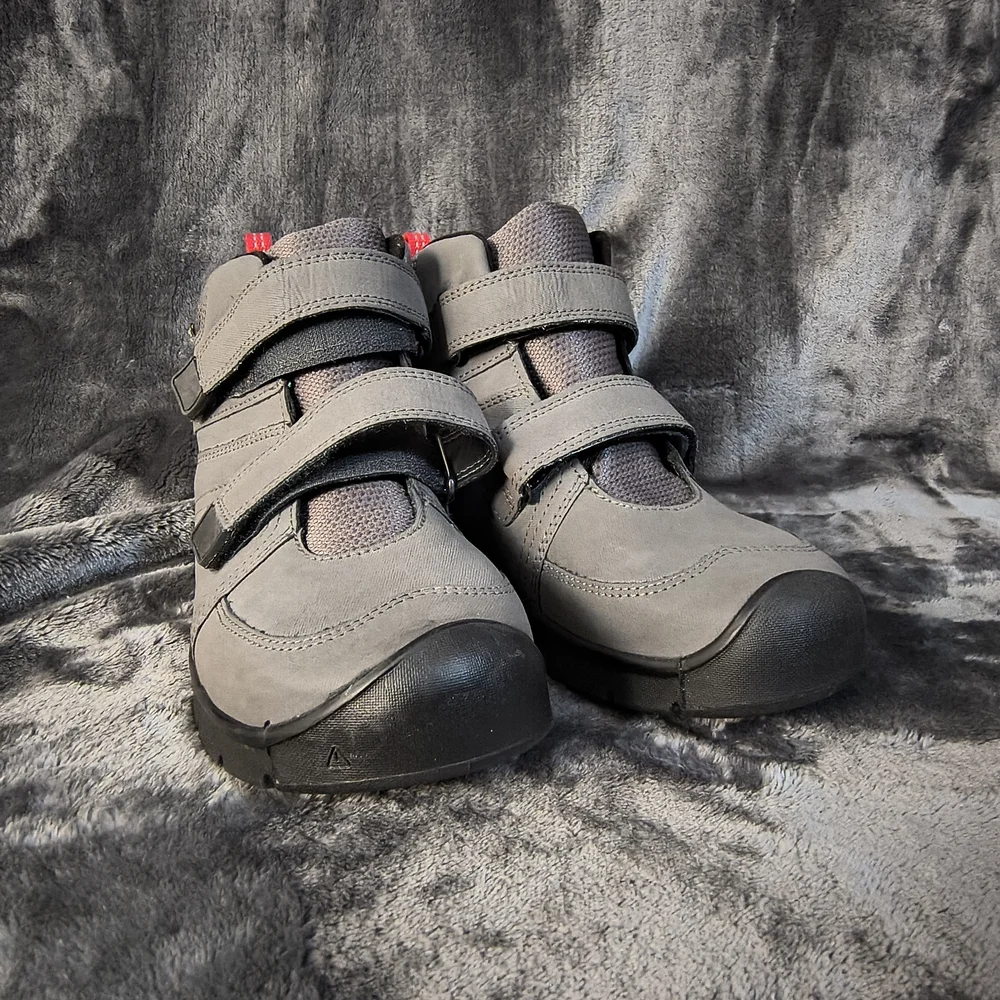 Keens Youth 6 Hikespot II Men's Gray and Black Rain Boots with Red Accents